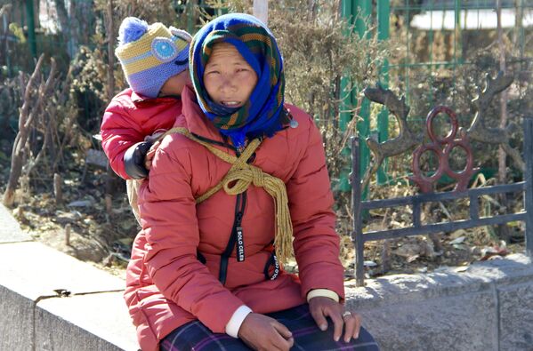 Mẹ và con trên đường phố ở thành phố Lhasa, Tây Tạng - Sputnik Việt Nam