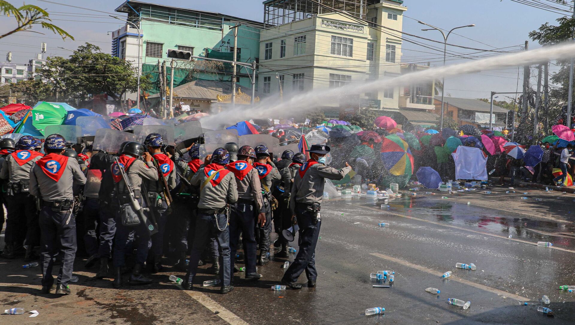  Cảnh sát phun vòi rồng vào người biểu tình trong hoạt động phản đối ở Myanmar. - Sputnik Việt Nam, 1920, 09.02.2021