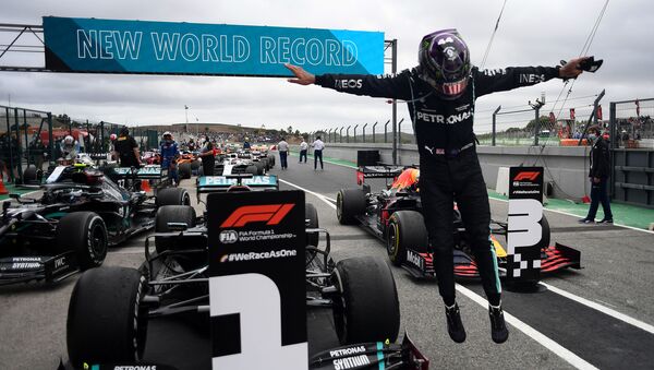 Tay đua Lewis Hamilton của đội Mercedes bên chiếc xe của anh sau khi giành chiến thắng tại giải Grand Prix Bồ Đào Nha. - Sputnik Việt Nam