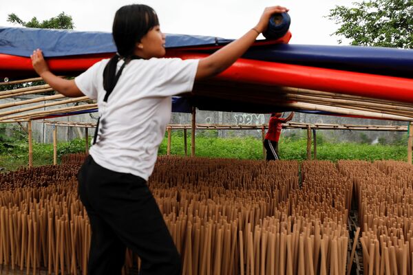 Cô gái làm hương ở Indonesia - Sputnik Việt Nam