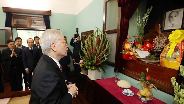 Tổng Bí thư, Chủ tịch nước Nguyễn Phú Trọng dâng hương tưởng niệm Bác Hồ nhân dịp Tết Nguyên đán Tân Sửu - Sputnik Việt Nam
