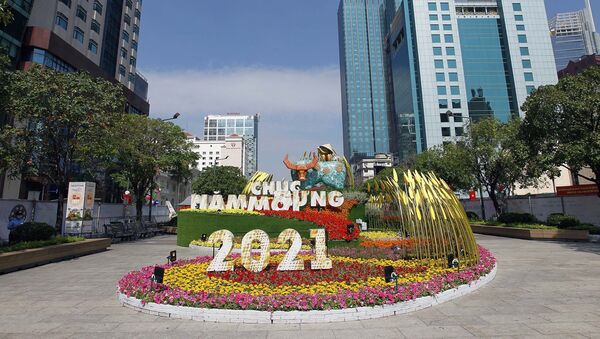 Một góc Đường hoa Nguyễn Huệ năm 2021 đoạn cuối giáp bến Bạch Đằng. - Sputnik Việt Nam