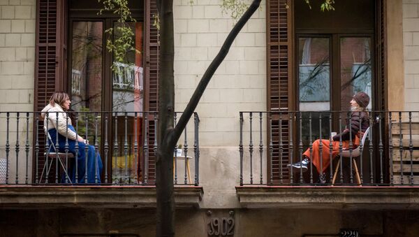 Những người phụ nữ đang chuyện trò  với nhau từ ban công nhà mình trong đại dịch coronavirus ở Barcelona. - Sputnik Việt Nam