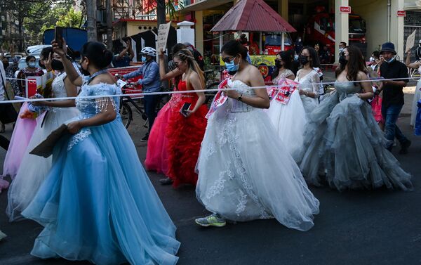  Người biểu tình chống đảo chính quân sự trong trang phục cưới và dạ hội ở Myanmar. - Sputnik Việt Nam