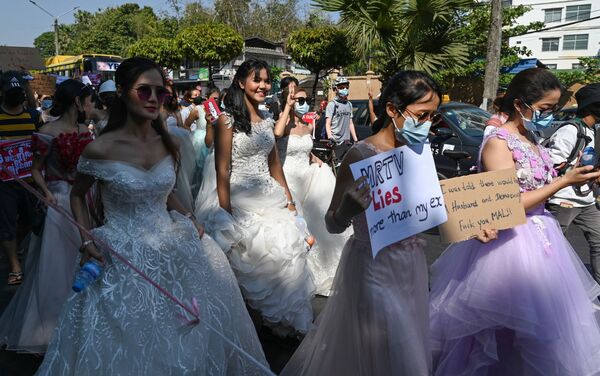  Người biểu tình chống đảo chính quân sự trong trang phục cưới và dạ hội ở Myanmar. - Sputnik Việt Nam