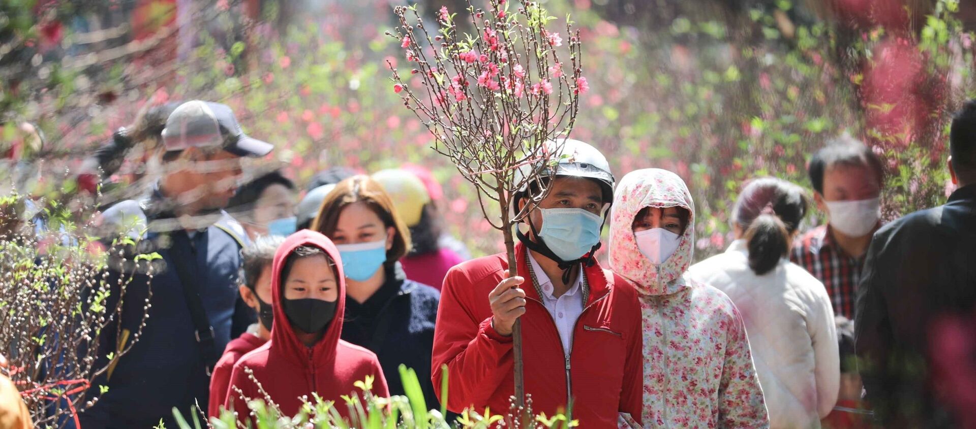 Người dân đi chợ hoa Tết truyền thống trong ngày 29 Tết đều thực hiện nghiêm túc việc đeo khẩu trang để phòng chống dịch. - Sputnik Việt Nam, 1920, 10.02.2021