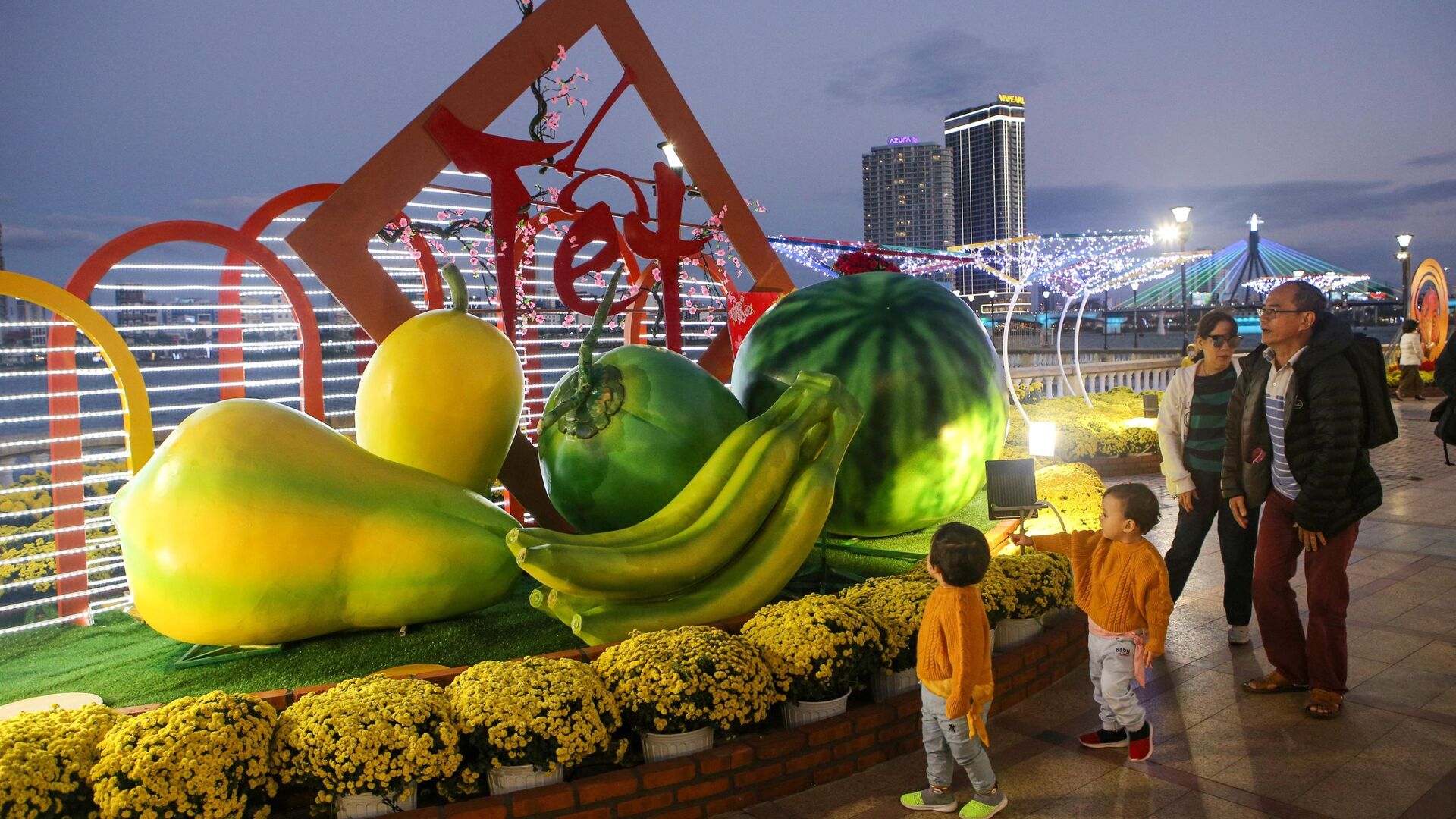 Các tiểu cảnh hoa qủa, cây cảnh được sắp đặt tại các điểm vui chơi công cộng chào mừng năm mới 2021. - Sputnik Việt Nam, 1920, 11.02.2021
