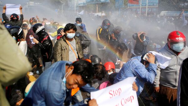 Cảnh sát bắn vòi rồng vào người biểu tình phản đối đảo chính quân sự ở Naypyidaw, Myanmar - Sputnik Việt Nam