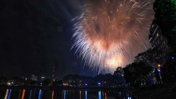 Hà Nội: Màn bắn pháo hoa lung linh sắc màu chào đón năm mới Tân Sửu 2021 - Sputnik Việt Nam