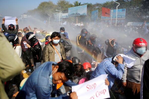 Cảnh sát bắn vòi rồng vào người biểu tình phản đối cuộc đảo chính quân sự ở Naypyito, Myanmar - Sputnik Việt Nam