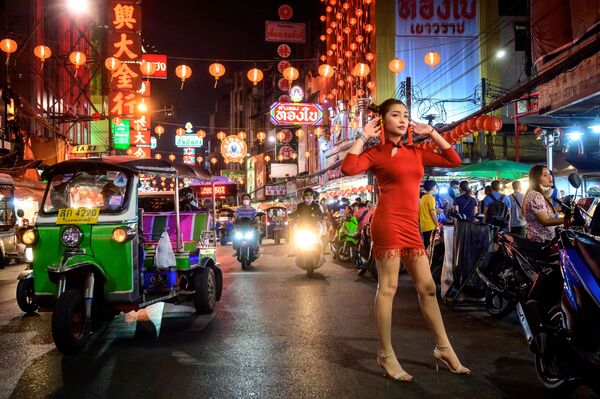 Cô gái chụp ảnh trên đường phố được trang trí cho Tết Nguyên đán ở khu phố Tàu (Chinatown) ở Bangkok - Sputnik Việt Nam