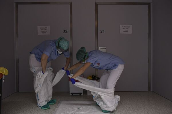 Nhân viên cởi bỏ quần áo bảo hộ tại một khoa của Bệnh viện San Juan de Dios ở Pamplona, miền bắc Tây Ban Nha - Sputnik Việt Nam