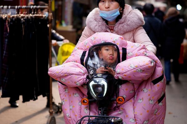 Mẹ và con trên xe máy trên phố ở Vũ Hán - Sputnik Việt Nam