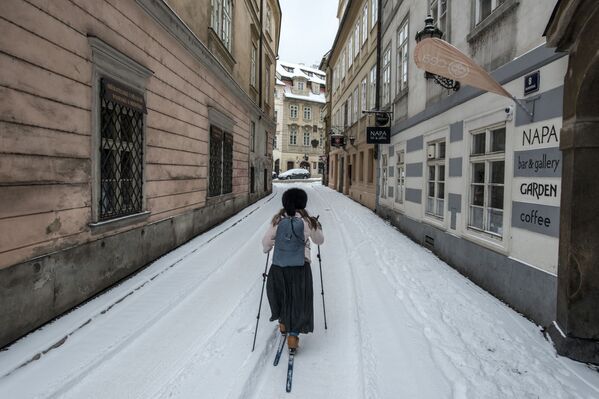 Người phụ nữ trượt tuyết ở Prague phủ đầy tuyết - Sputnik Việt Nam