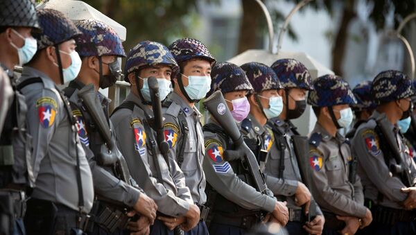 Các nhân viên cảnh sát chờ đợi các cuộc biểu tình chống đảo chính ở Yangon, Myanmar ngày 4 tháng 2 năm 2021. REUTERS / Stringer - Sputnik Việt Nam