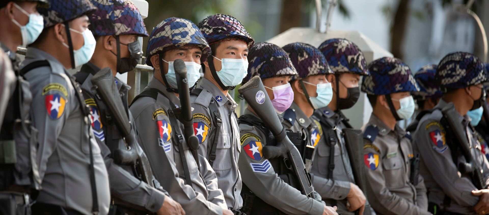 Các nhân viên cảnh sát chờ đợi các cuộc biểu tình chống đảo chính ở Yangon, Myanmar ngày 4 tháng 2 năm 2021. REUTERS / Stringer - Sputnik Việt Nam, 1920, 12.02.2021