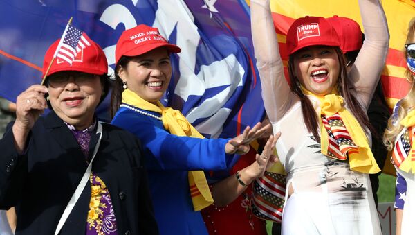 Phụ nữ từ Cộng đồng người Mỹ gốc Á Thu thập chữ ký ủng hộ Donald Trump - Sputnik Việt Nam