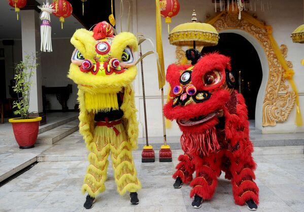 Múa sư tử tại ngôi đền Trung Quốc vào ngày mùng 1 tháng Giêng ở Kuta, Bali - Sputnik Việt Nam