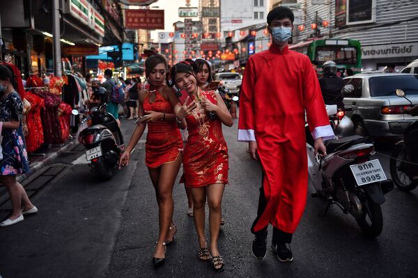 Người  dân mặc trang phục truyền thống ở khu phố Tàu ở Bangkok trước Tết Nguyên đán - Sputnik Việt Nam