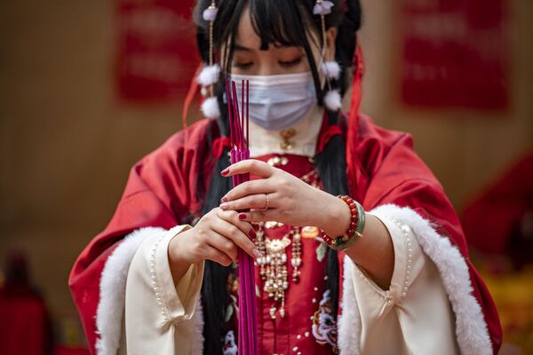 Người phụ nữ mặc trang phục truyền thống cầu nguyện tại đền Ma Zhu Miao, Nhật Bản - Sputnik Việt Nam