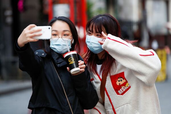 Các cô gái chụp ảnh selfie ở Chinatown, London vào hôm Tất niên trước Tết Tân Sửu - Sputnik Việt Nam