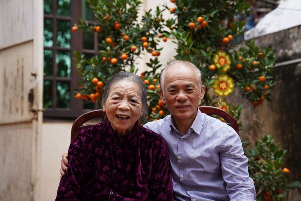 Gia đình với cây quất cảnh trang trí Tết ở Việt Nam - Sputnik Việt Nam