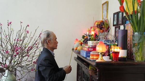 Cụ già làm lễ trước bàn thờ tổ tiên ngày Tết ở Việt Nam - Sputnik Việt Nam