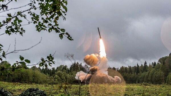 Tên lửa Iskander-K của Nga được phóng trong một cuộc tập trận tại bãi tập ở Dãy Luzhsky, gần St.Petersburg, Nga.  - Sputnik Việt Nam