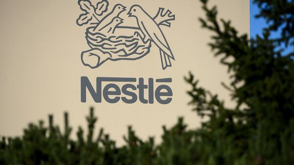 Logo của tập đoàn đa quốc gia Thụy Sĩ và nhà sản xuất thực phẩm lớn nhất thế giới, Nestle - Sputnik Việt Nam