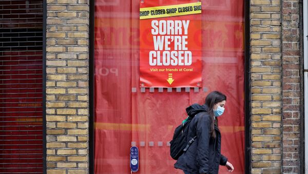 Bảng hiệu tại một cửa hàng đóng cửa ở khu vực London City, Luân Đôn, Anh. - Sputnik Việt Nam