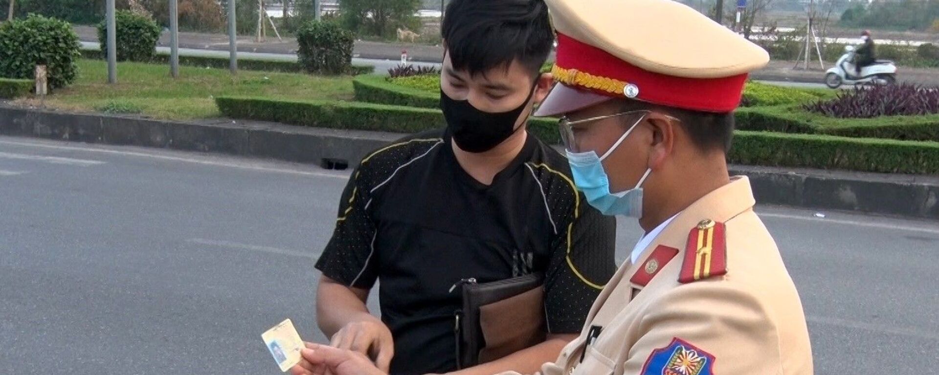 Lực lượng Cảnh sát giao thông Công an tỉnh Nam Định dừng xe kiểm tra giấy tờ các phương tiện trên Đại lộ Thiên Trường. - Sputnik Việt Nam, 1920, 05.04.2021