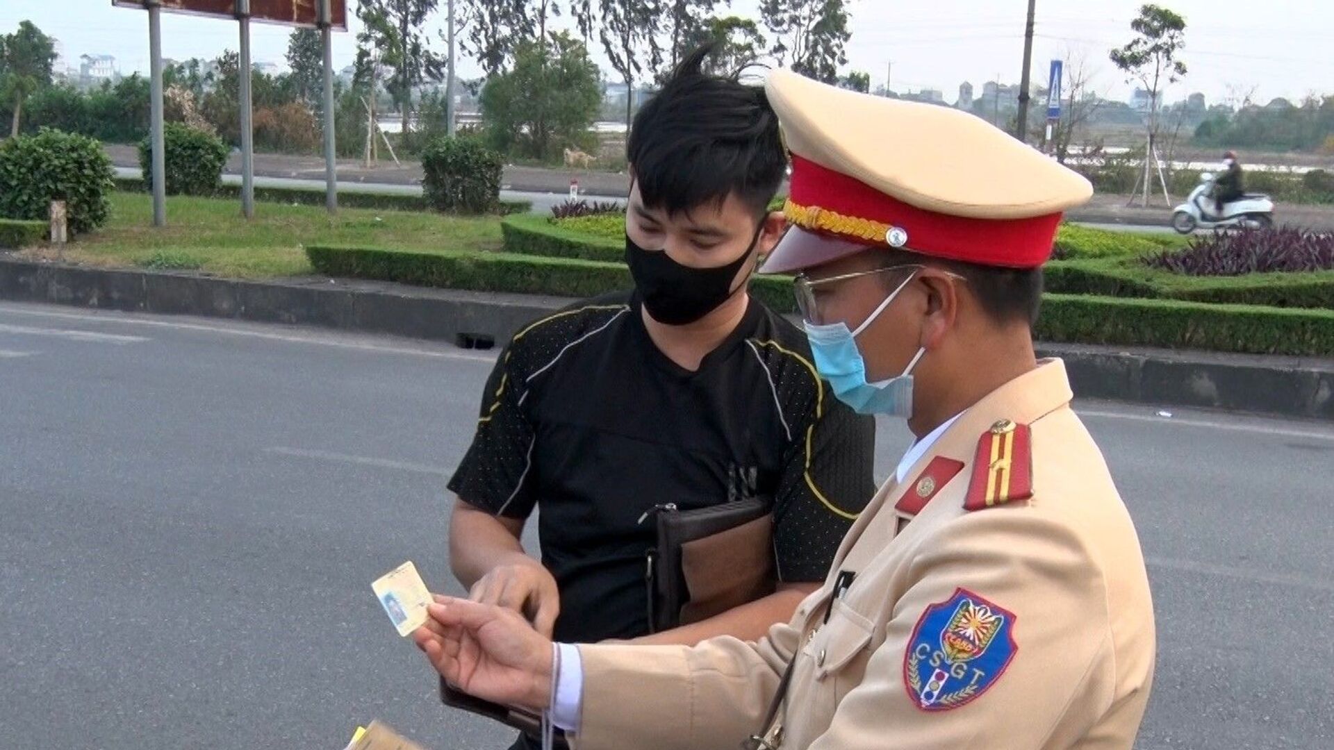Lực lượng Cảnh sát giao thông Công an tỉnh Nam Định dừng xe kiểm tra giấy tờ các phương tiện trên Đại lộ Thiên Trường. - Sputnik Việt Nam, 1920, 13.02.2021