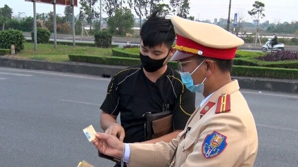 Lực lượng Cảnh sát giao thông Công an tỉnh Nam Định dừng xe kiểm tra giấy tờ các phương tiện trên Đại lộ Thiên Trường. - Sputnik Việt Nam