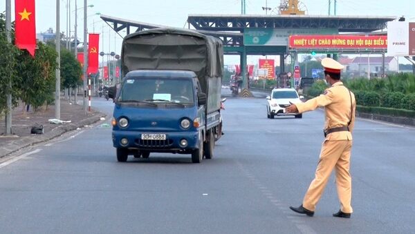 Lực lượng Cảnh sát giao thông Công an tỉnh Nam Định dừng xe kiểm tra các phương tiện trên Đại lộ Thiên Trường. - Sputnik Việt Nam