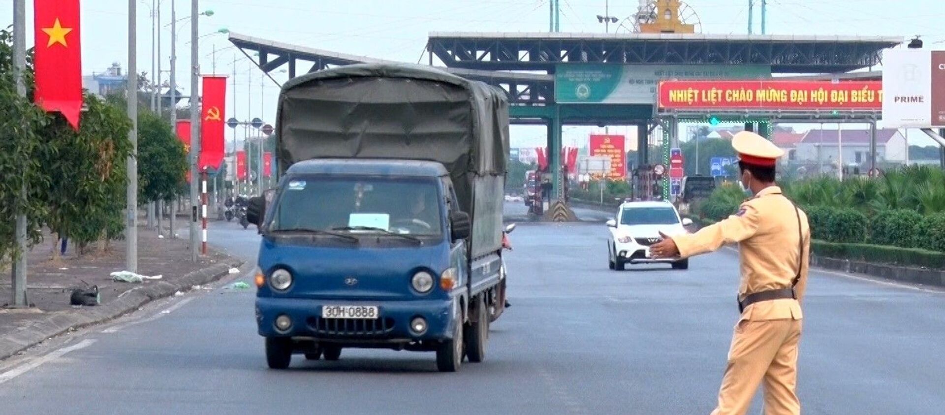 Lực lượng Cảnh sát giao thông Công an tỉnh Nam Định dừng xe kiểm tra các phương tiện trên Đại lộ Thiên Trường. - Sputnik Việt Nam, 1920, 02.04.2021