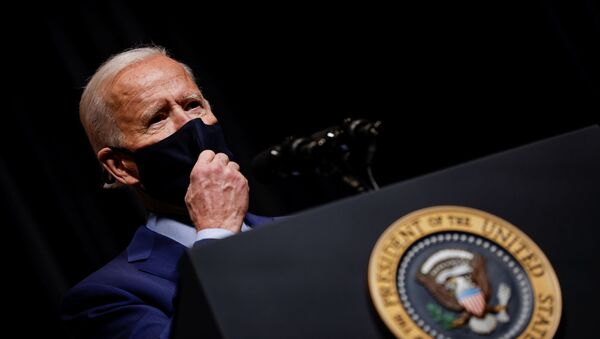 Tổng thống Hoa Kỳ Joe Biden tháo mặt nạ để nói chuyện với nhân viên NIH trong chuyến thăm NIH ở Bethesda, Maryland, Hoa Kỳ, ngày 11 tháng 2 năm 2021. - Sputnik Việt Nam