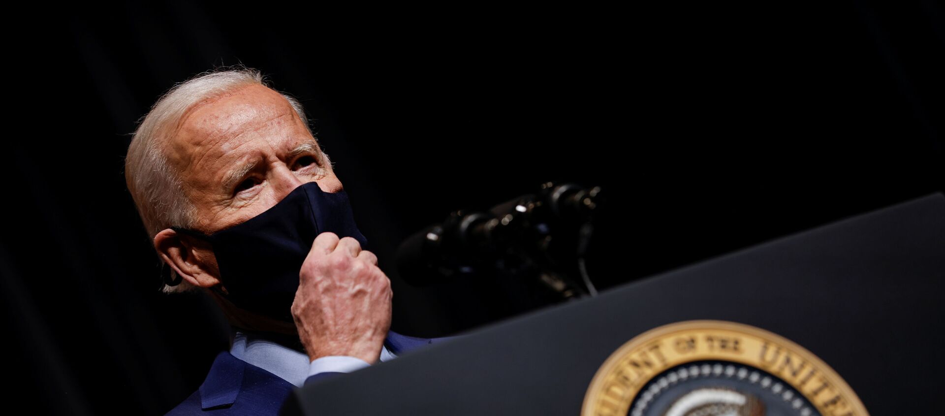 Tổng thống Hoa Kỳ Joe Biden tháo mặt nạ để nói chuyện với nhân viên NIH trong chuyến thăm NIH ở Bethesda, Maryland, Hoa Kỳ, ngày 11 tháng 2 năm 2021. - Sputnik Việt Nam, 1920, 14.02.2021