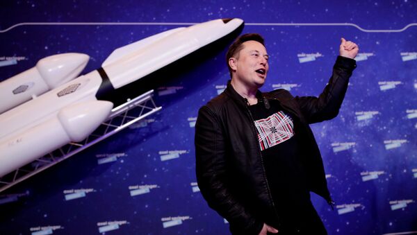 Chủ sở hữu SpaceX và CEO Tesla, Elon Musk, cử chỉ sau khi đến thảm đỏ cho giải thưởng Axel Springer, ở Berlin, Đức, ngày 1 tháng 12 năm 2020. - Sputnik Việt Nam