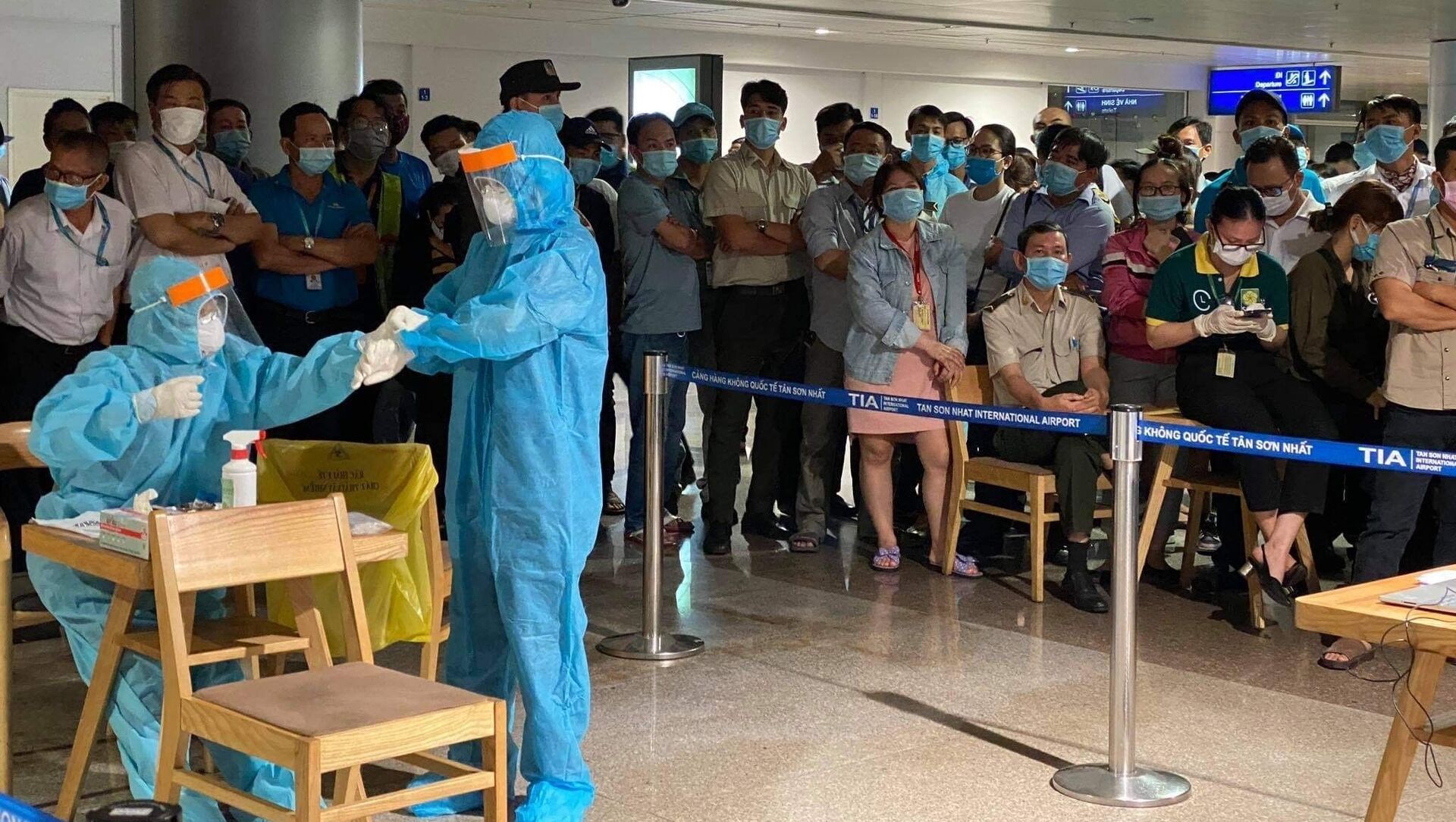 Nhân viên y tế làm thủ tục lấy mẫu xét nghiệm cho người làm việc tại sân bay Tân Sơn Nhất, ngày 6/2. - Sputnik Việt Nam, 1920, 14.02.2021
