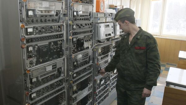 Một nhân viên của trung tâm liên lạc thuộc sở chỉ huy Hệ thống cảnh báo tấn công tên lửa của Lực lượng vũ trụ Nga điều khiển hoạt động của thiết bị - Sputnik Việt Nam