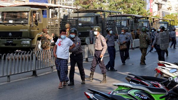 Cảnh sát bắt giữ một người đàn ông trong cuộc biểu tình chống đảo chính quân sự ở Mandalay, Myanmar. - Sputnik Việt Nam