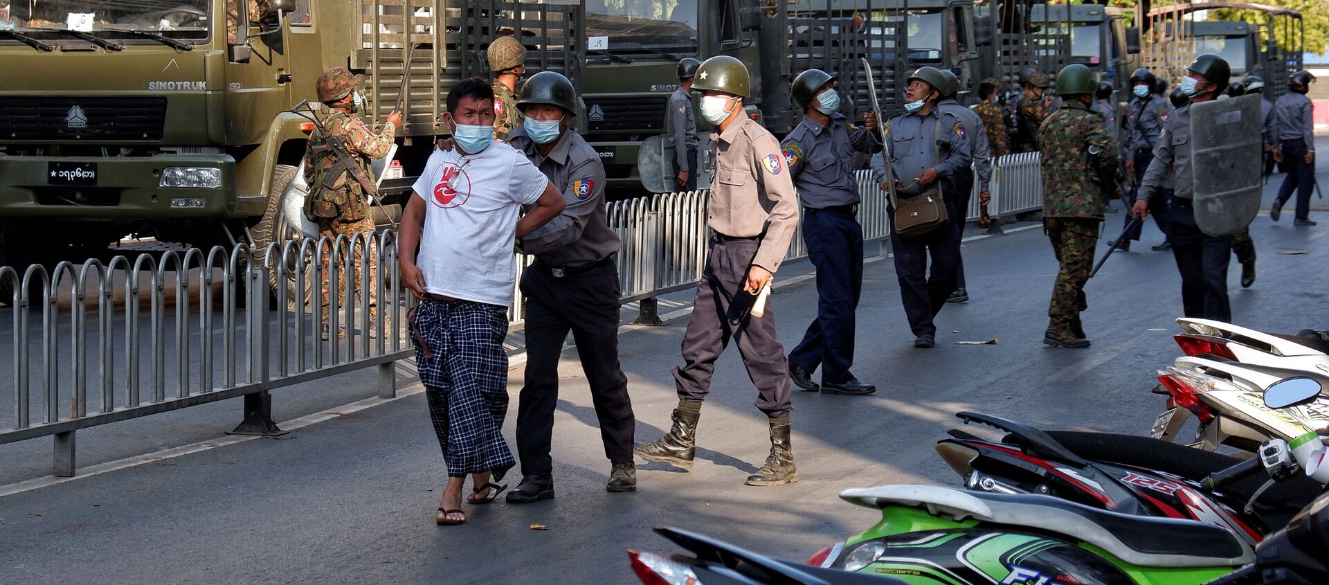 Cảnh sát bắt giữ một người đàn ông trong cuộc biểu tình chống đảo chính quân sự ở Mandalay, Myanmar. - Sputnik Việt Nam, 1920, 15.02.2021