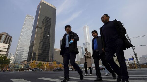 Những người đàn ông trước Trung tâm thương mại ở Bắc Kinh. - Sputnik Việt Nam