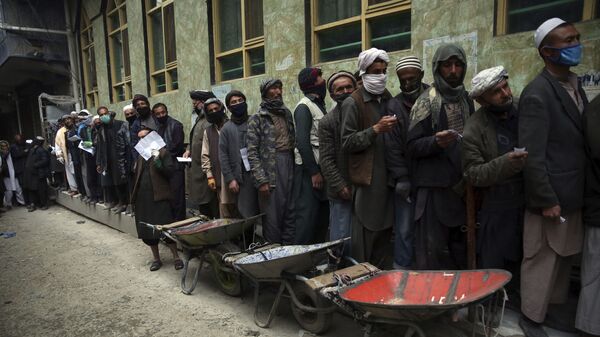 Công nhân xếp hàng nhận thực phẩm miễn phí ở Kabul, Afghanistan. - Sputnik Việt Nam