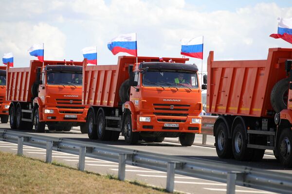 Dàn xe tải KAMAZ trong lễ thông xe trên đường cao tốc Tavrida ở Crưm - Sputnik Việt Nam