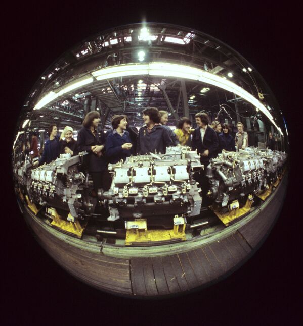 Đội thanh niên lắp ráp động cơ của nhà máy KamAZ, năm 1982 - Sputnik Việt Nam