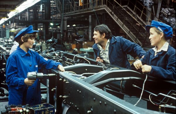 Công nhân Nhà máy Sản xuất Xe tải KAMAZ làm việc trong xưởng, năm 1986 - Sputnik Việt Nam