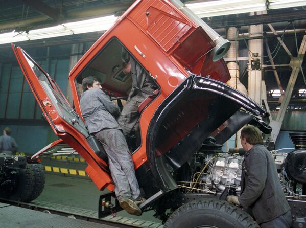 Băng tải chính của Nhà máy Sản xuất Xe tải KAMAZ, năm 1991 - Sputnik Việt Nam