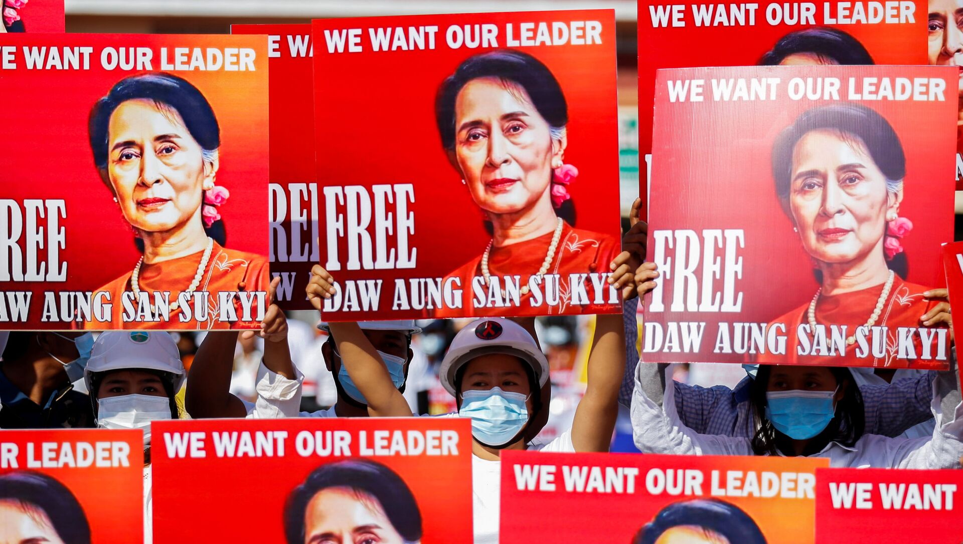 Người biểu tình mang áp phích in hình bà Aung San Suu Kyi ở Myanmar. - Sputnik Việt Nam, 1920, 16.02.2021