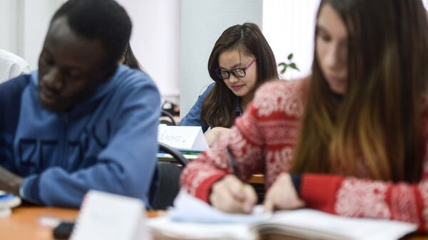  Các sinh viên trong giờ học tiếng Nga dành cho người nước ngoài tại Đại học Hữu nghị giữa các dân tộc. - Sputnik Việt Nam
